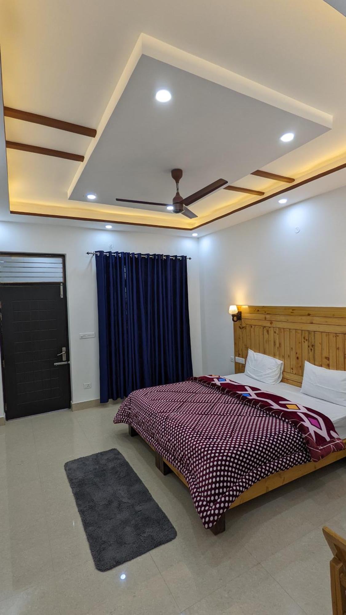 Himalayan Foxhole Hotel *